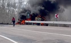 Yoldan çıkan tır alev alev yanmaya başladı