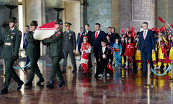 Bakan Tekin, öğrencilerle birlikte Anıtkabir’i ziyaret etti