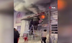 Dumanların arasında kalan çocuğu polis kurtardı!