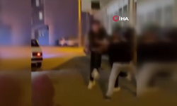 Sokakta yumruk yumruğa kavga ettiler: O anlar kaydedildi