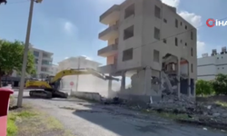 İş makinesinin darbesiyle yıkılan bina yürekleri ağza getirdi