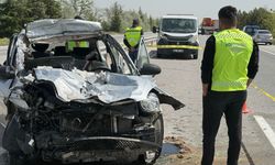 Afyonkarahisar’da feci kaza: Otomobil tıra çarptı!