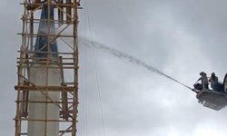 Ankara'da fırtına sırasında bir minareye yıldırım düştü!