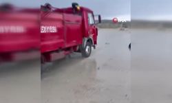 Polatlı'da yaşanan sel sonucu belediye kamyonu devrildi