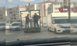 Ankara'da tehlikeli yolculuk! İki gencin rahat tavırları kameralara yansıdı