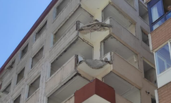 Artçı sarsıntıya bile dayanamadı...Binanın balkonu çöktü