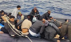 Çeşme açıklarında 24 göçmen Sahil Güvenlik ekiplerince kurtarıldı