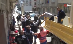 Yaşlı kadının evinde biriken 4 ton çöp 11 kamyonla taşındı