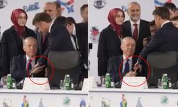 Erdoğan'ın Macron'un parmağını tuttuğu anlar gündem oldu