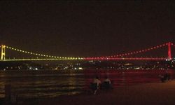 Fatih Sultan Mehmet Köprüsü Galatasaray renkleriyle ışıl ışıl aydınlatıldı
