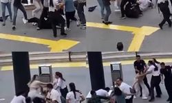 Kadınlar AVM önünde tekme tokat kavga etti!