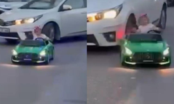 Akülü araçla yola çıkan çocuğa otomobil çarptı!