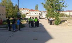 Tartıştığı arkadaşının üzerinden otomobille geçti