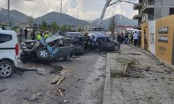 Beton mikseri kontrolden çıktı: Araçlar hurdaya döndü