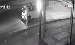 Yol kenarındaki araca ve motosiklete çarptı: O anlar saniye saniye kaydedildi