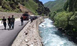 Dereye uçan kamyonetin sürücüsü çevredekilerin yardımıyla kurtarıldı