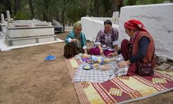 Tahtakuşlar’da Hıdırellez geleneği mezarlıkta başlıyor
