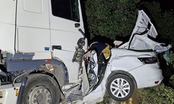 Otomobil tırın altında kaldı, 1 kişi hayatını kaybetti