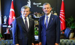 Özgür Özel ve Ahmet Davutoğlu TBMM’de bir araya geldi