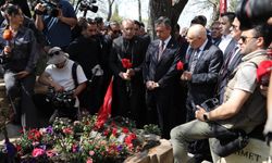 Özgür Özel ve Erdal Beşikcioğlu, Deniz Gezmiş’i mezarı başında andı