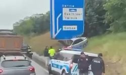 Seyir halindeki otomobil trafik levhasına çarptı!