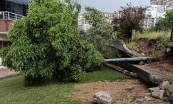 Sitenin duvarı şiddetli yağışa dayanamayıp yıkıldı