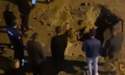 Tazyikli su nedeniyle asfalt patladı: Araçlarda hasar oluştu