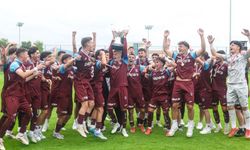 Trabzonspor u19 şampiyonluk kupasını havaya kaldırdı