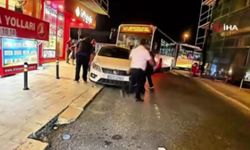 Hatalı park eden aracı vatandaşlar elleriyle kaldırdı