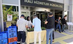 Yenimahalle’de vergi ödemeleri devam ediyor: Vatandaşa çiçekli teşekkür
