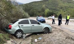 Virajı alamadı, park halindeki araca çarptı!