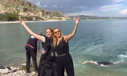 Wilma Elles Çelik ve Tuğba Özay, Van Gölü’ne girdi
