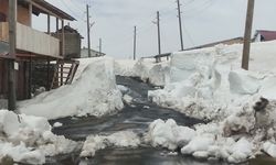 Mayıs ayında yayla evleri kar altında
