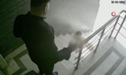 Acımadan çocuğunu tekmeledi: Gözaltına alındı