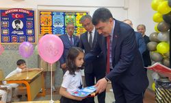 Ankara Valisi Vasip Şahin, karne dağıtım törenine katıldı