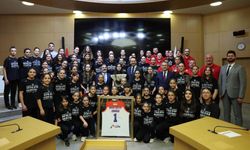 Bakan Bayraktar'dan BGL şampiyonu BOTAŞ Spor'a ziyaret