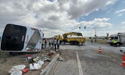 Çubuk’ta servis aracı ile hayvan yüklü kamyonet çarpıştı: 3 yaralı