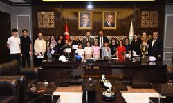Ertuğrul Çetin ödül alan öğrencileri makamında misafir etti