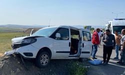 Otomobil toprak yığınına çarpı: 4'ü çocuk 7 kişi yaralandı