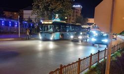 Otobüsten inen öğrenciye motosiklet çarptı