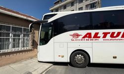 Yolcu otobüsü gecekonduya çarptı: Motosikletli ve yaya kıl payı kurtuldu!