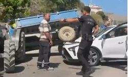 Otomobil, traktörün römorkuna çarptı!