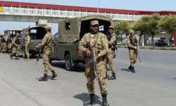 Pakistan'da bombalı saldırı! Onlarca asker ve sivil öldü
