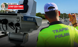 Sürücü yola değil cezaya kilitlendi! Radar korkusu trafiği kabusa çevirdi