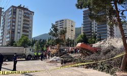 Yıkım esnasında göçük! İş makinesi operatörü enkaz altında kaldı