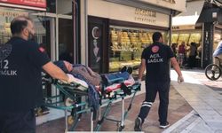 Sıcaktan etkilenen kadın mağaza önünde bayıldı