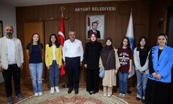LGS'de derece yapan öğrencilerden Başkan Ayık'a ziyaret