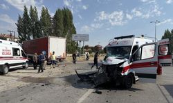 Ankara'da hasta taşıyan ambulans ile tır çarpıştı: 5 yaralı