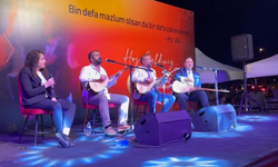 Ankara Milletvekili Umut Akdoğan, saz çalıp türkü söyledi
