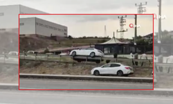 Ankara'da kaza yapan otomobil bariyer üzerinde asılı kaldı